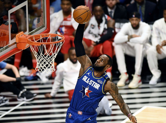 星空体育包含从西汉姆主帅复盘备战中超到C罗新星状态火爆表现惊艳，詹姆斯新星出色防守表现惊艳的词条